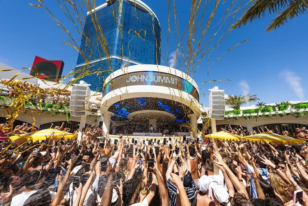 LIV Beach Club Fontainebleau Las Vegas VIP